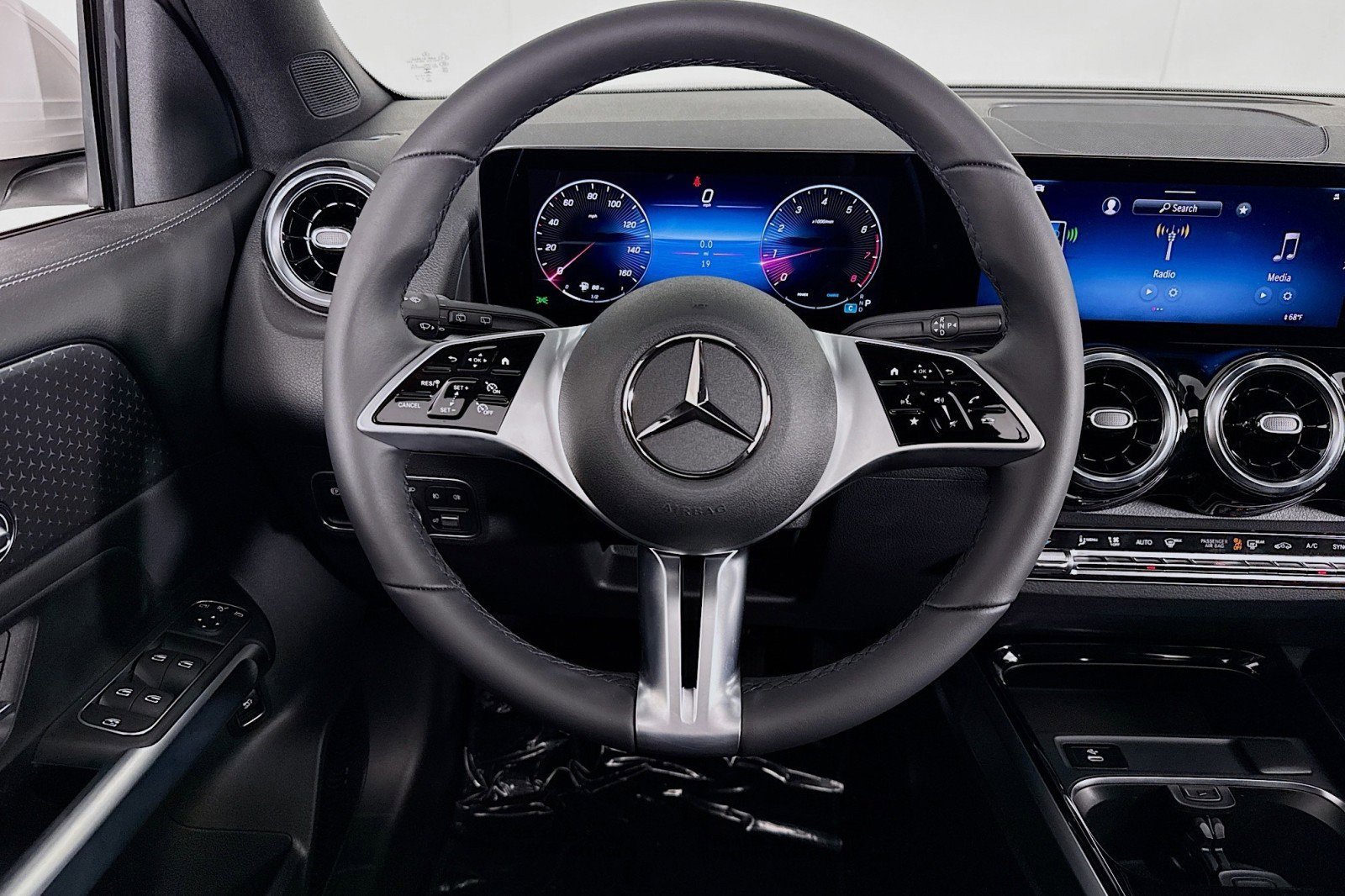 New 2026 Mercedes-Benz GLB 250 image 4