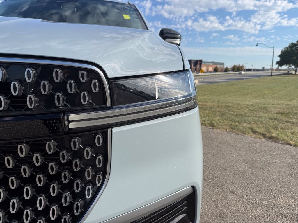 Used 2026 Lincoln Navigator Premiere AWD/4WD image 9