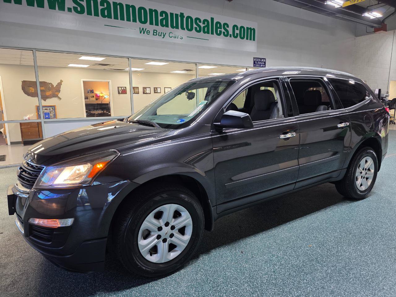 Used 2017 Chevrolet Traverse LS FWD image 2