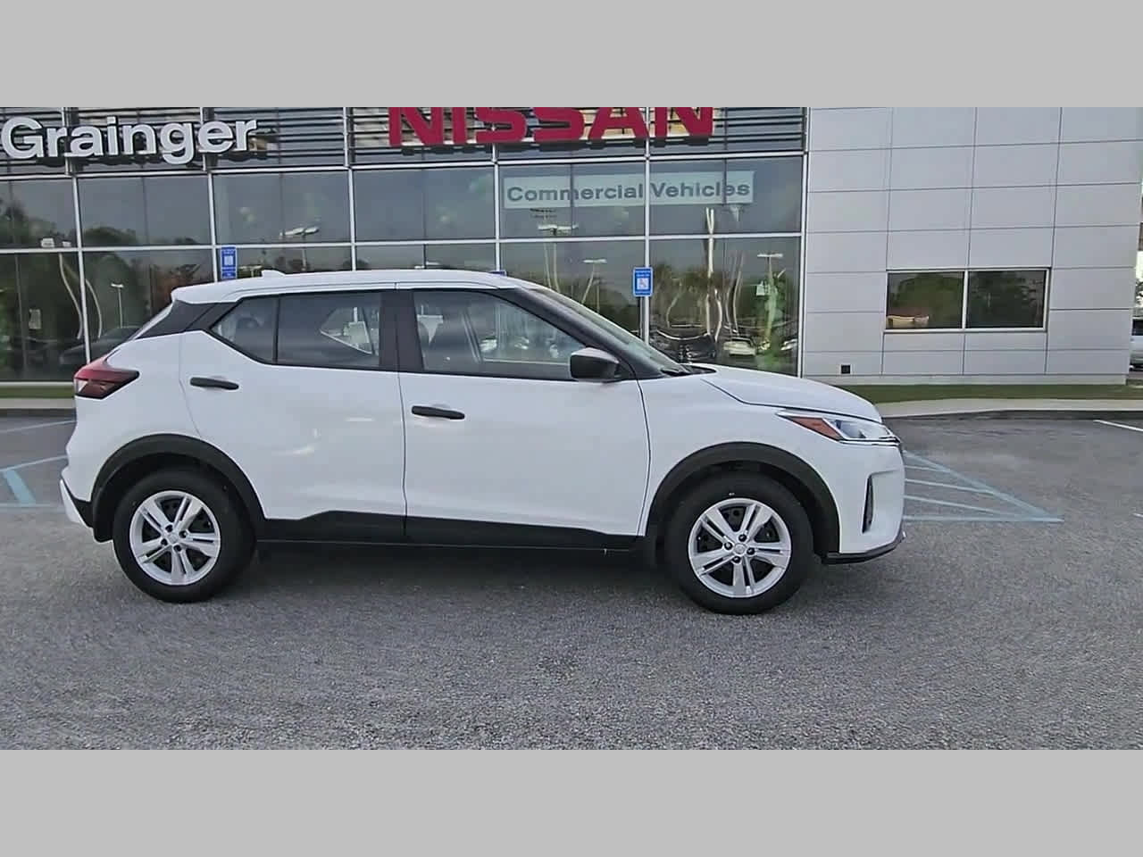 New 2025 Nissan Kicks Play S image 34