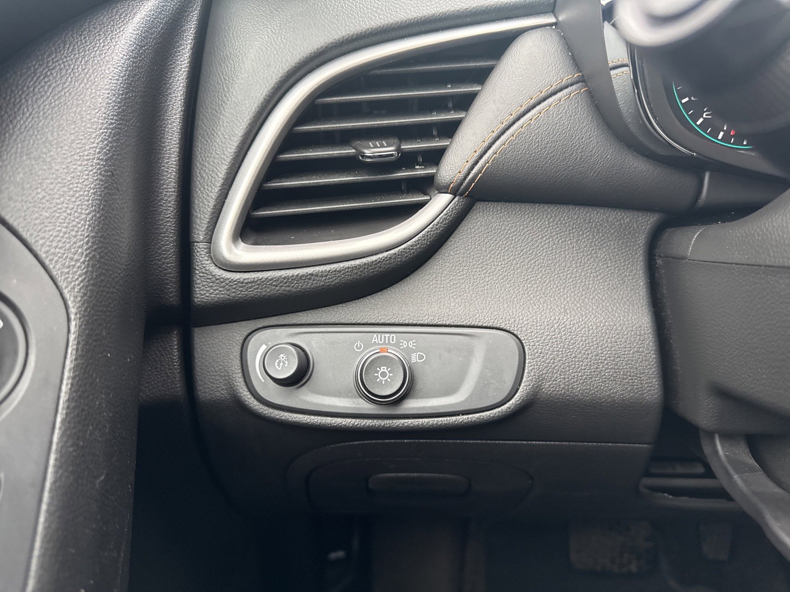 Used 2022 Chevrolet Trax LT w/ LT Convenience Package image 34