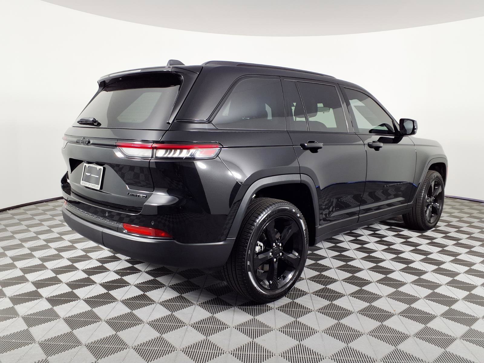 Used 2025 Jeep Grand Cherokee Limited w/ Black Appearance Package image 4