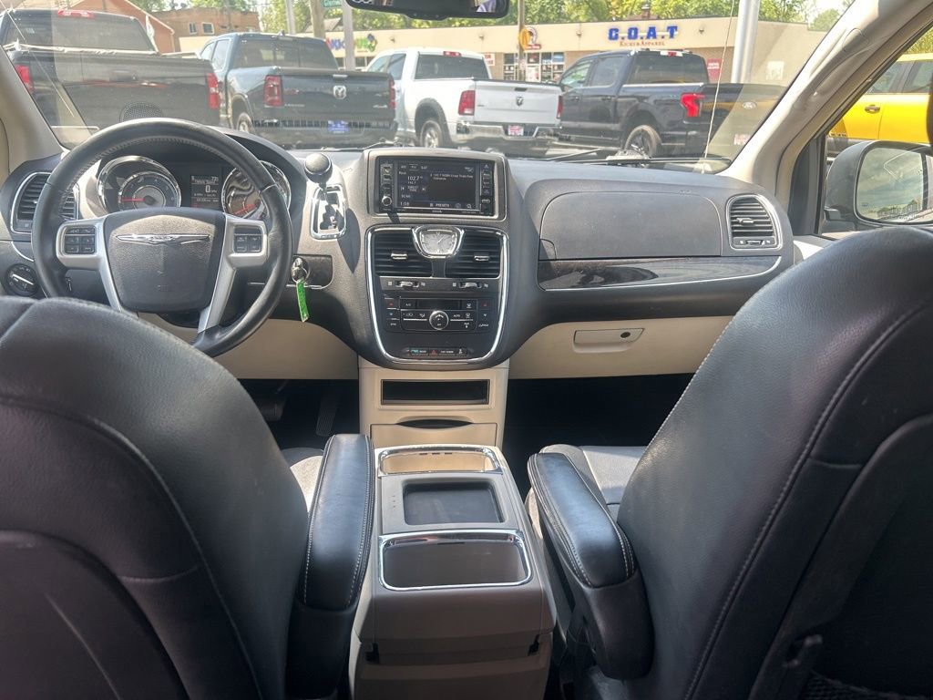Used 2016 Chrysler Town & Country Touring FWD image 21