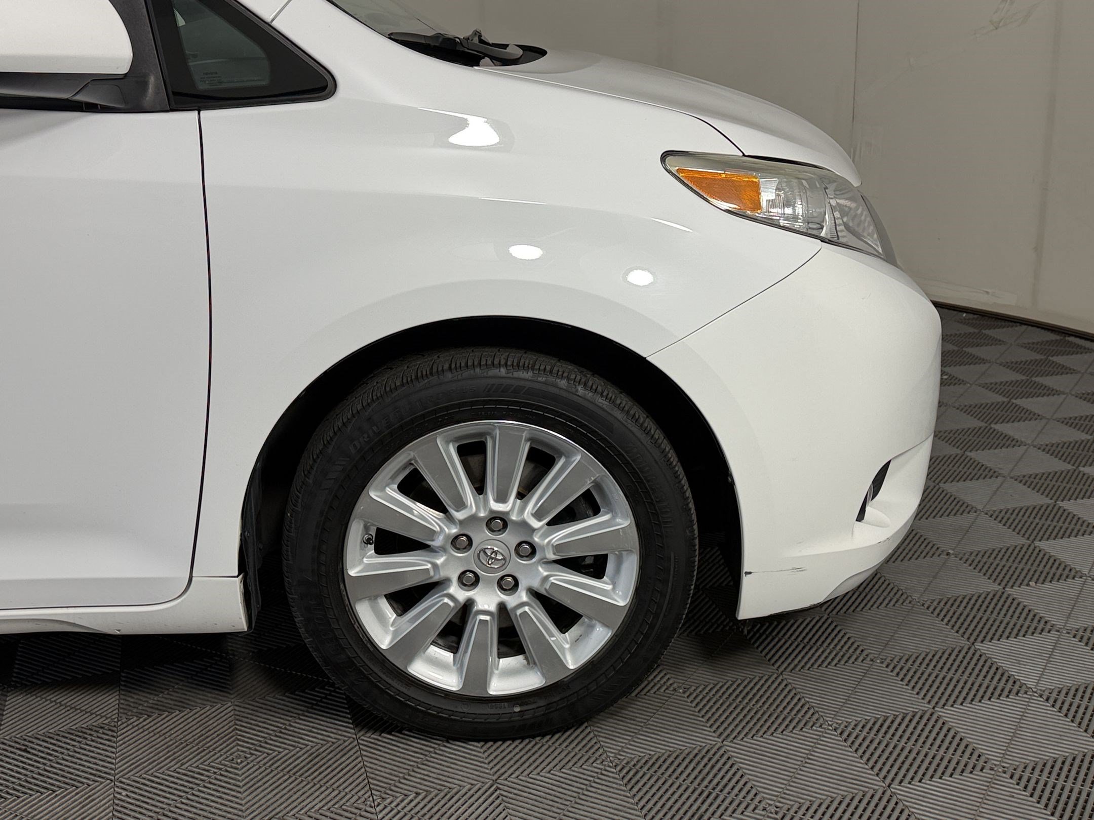 Used 2013 Toyota Sienna XLE w/ Premium Pkg AWD/4WD image 13