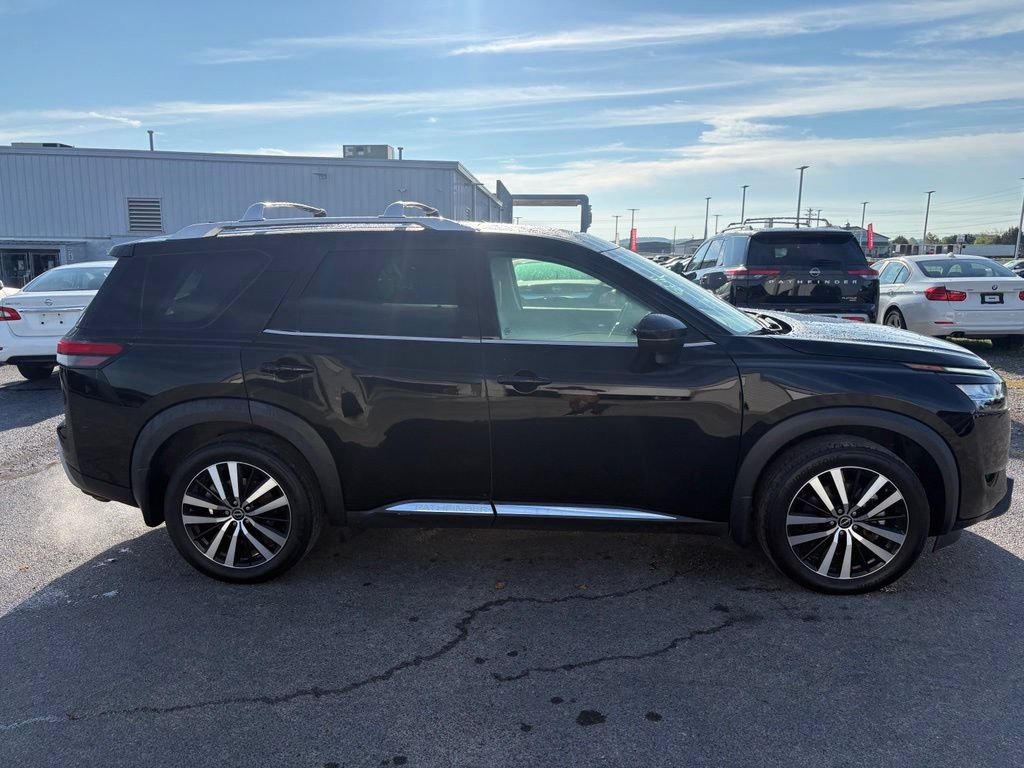Used 2023 Nissan Pathfinder Platinum w/ Black Appearance Package AWD/4WD image 4