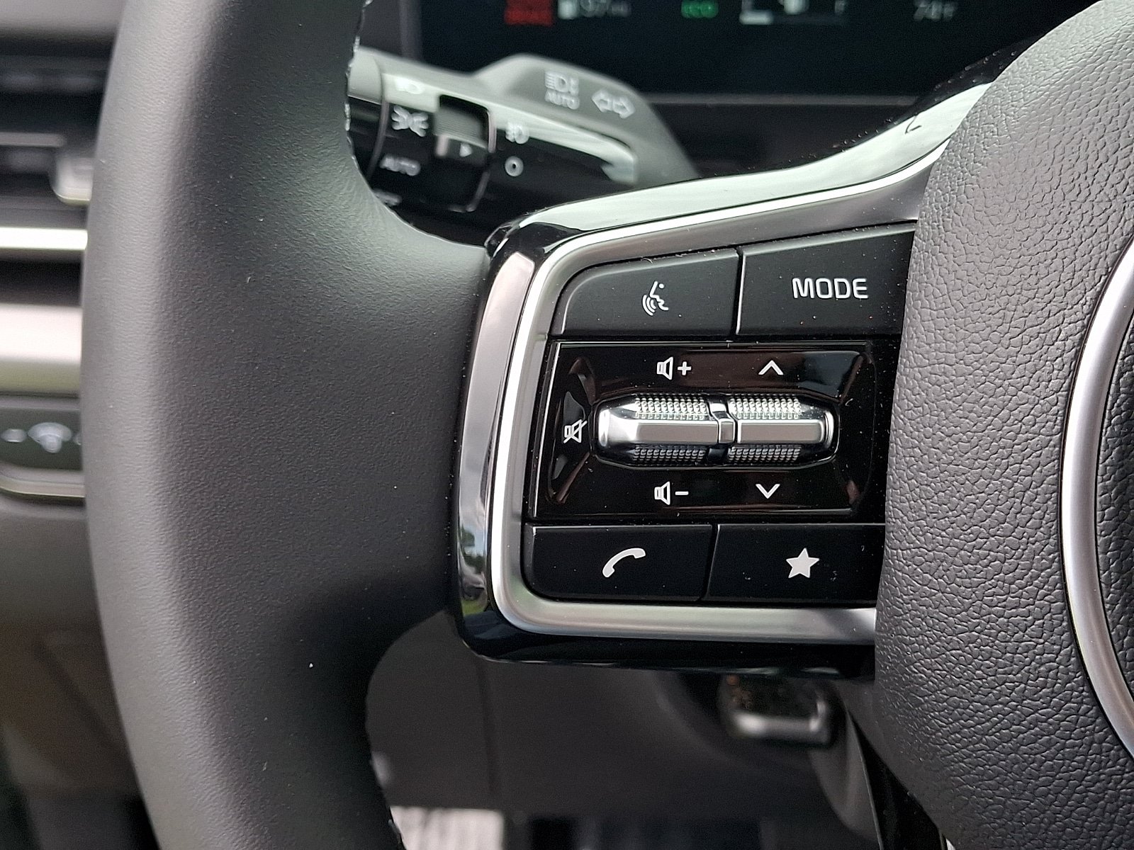 Used 2026 Kia Carnival SX w/ SX Dark Edition Package FWD image 23