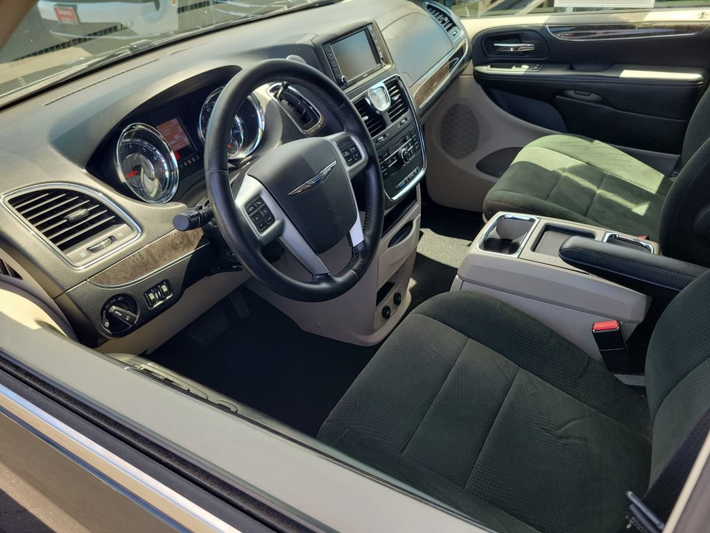Used 2012 Chrysler Town & Country Touring FWD image 3