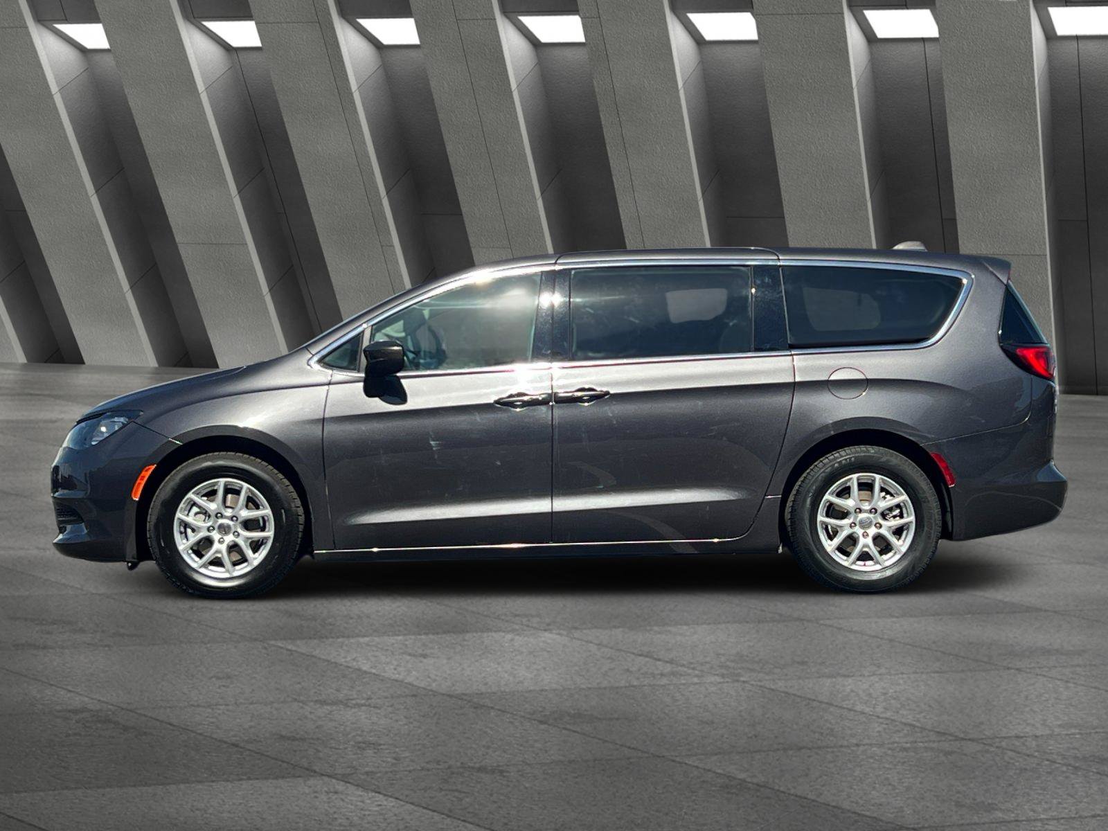 Used 2022 Chrysler Voyager LX FWD image 7