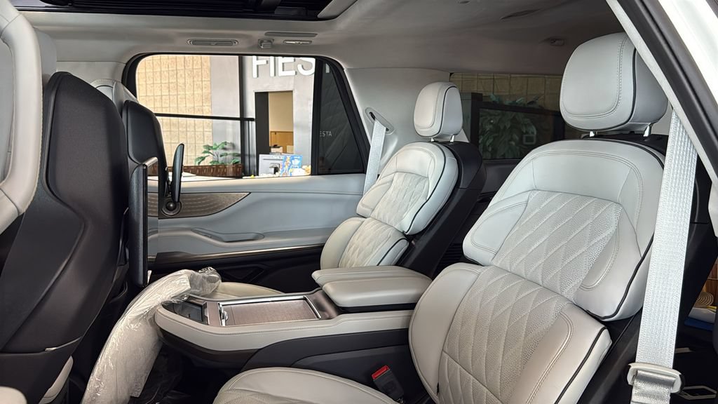 New 2026 Lincoln Navigator Black Label w/ Black Label Special Edition AWD/4WD image 12