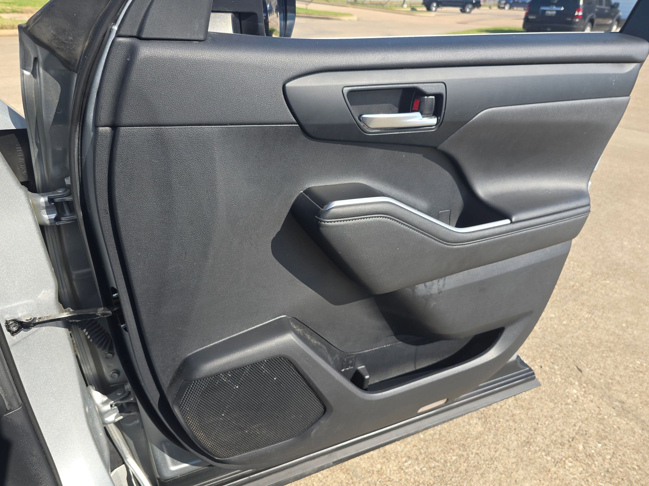 Used 2020 Toyota Highlander XLE image 32