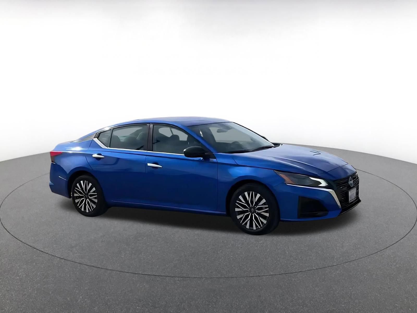 Used 2025 Nissan Altima 2.5 SV FWD image 2
