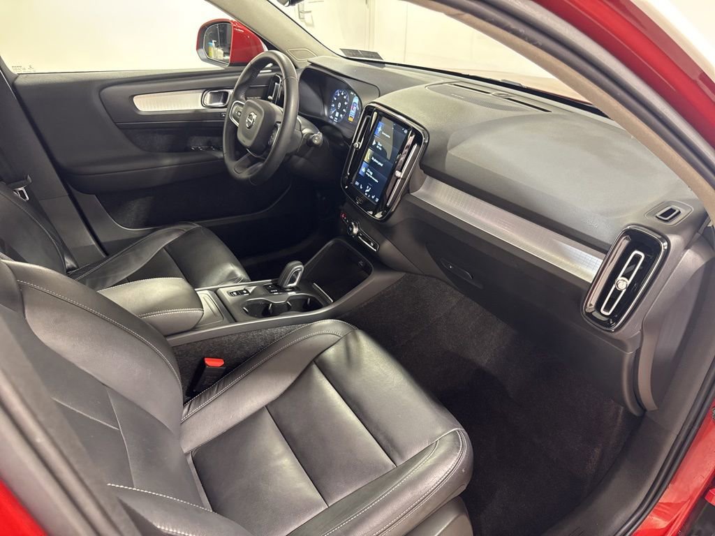Used 2019 Volvo XC40 T5 Momentum image 26