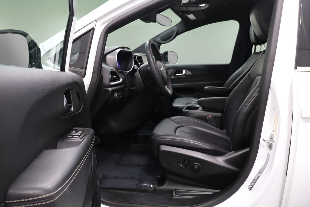 Used 2025 Chrysler Pacifica Select FWD image 12