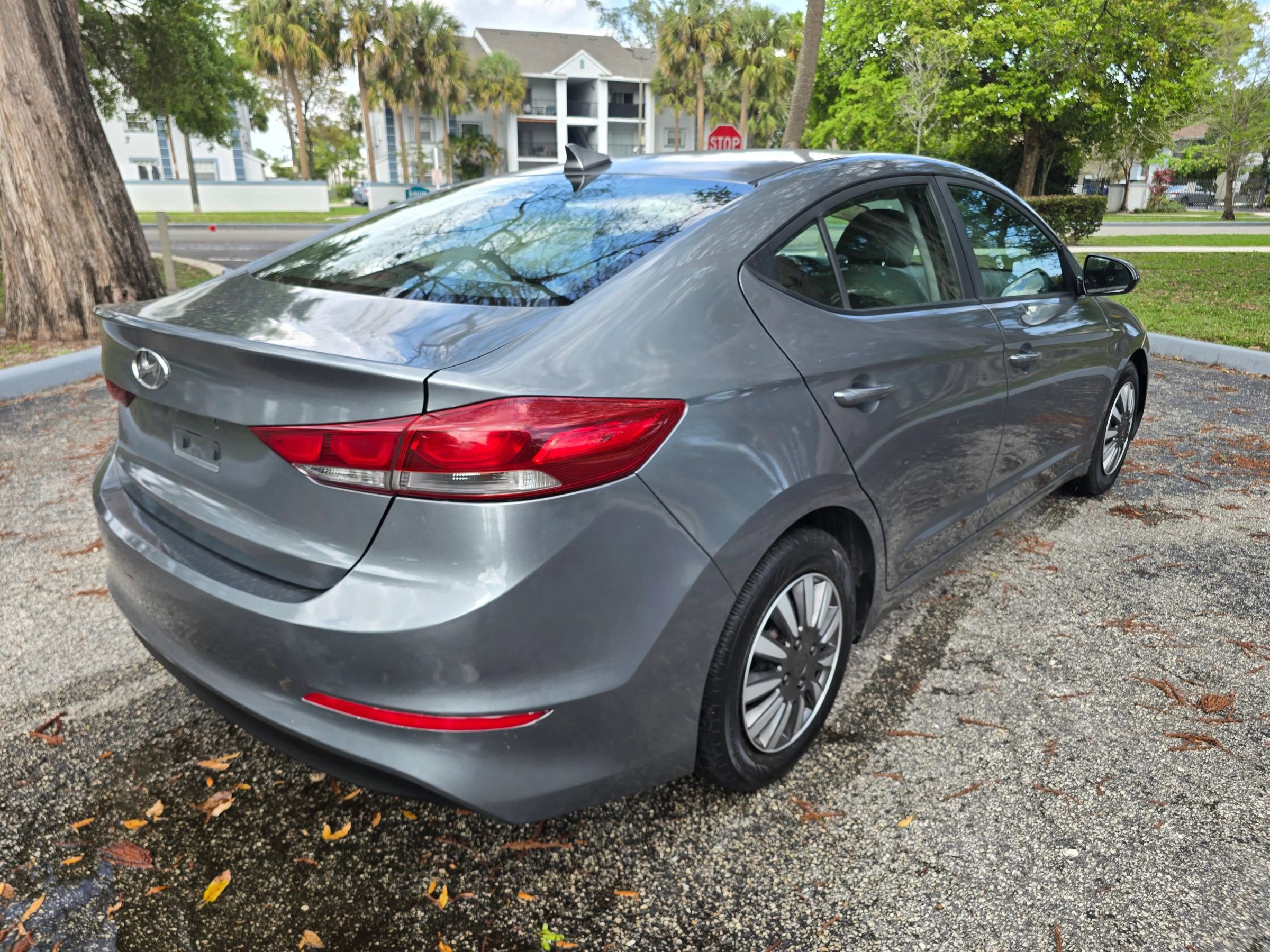 Used 2017 Hyundai Elantra SE image 5