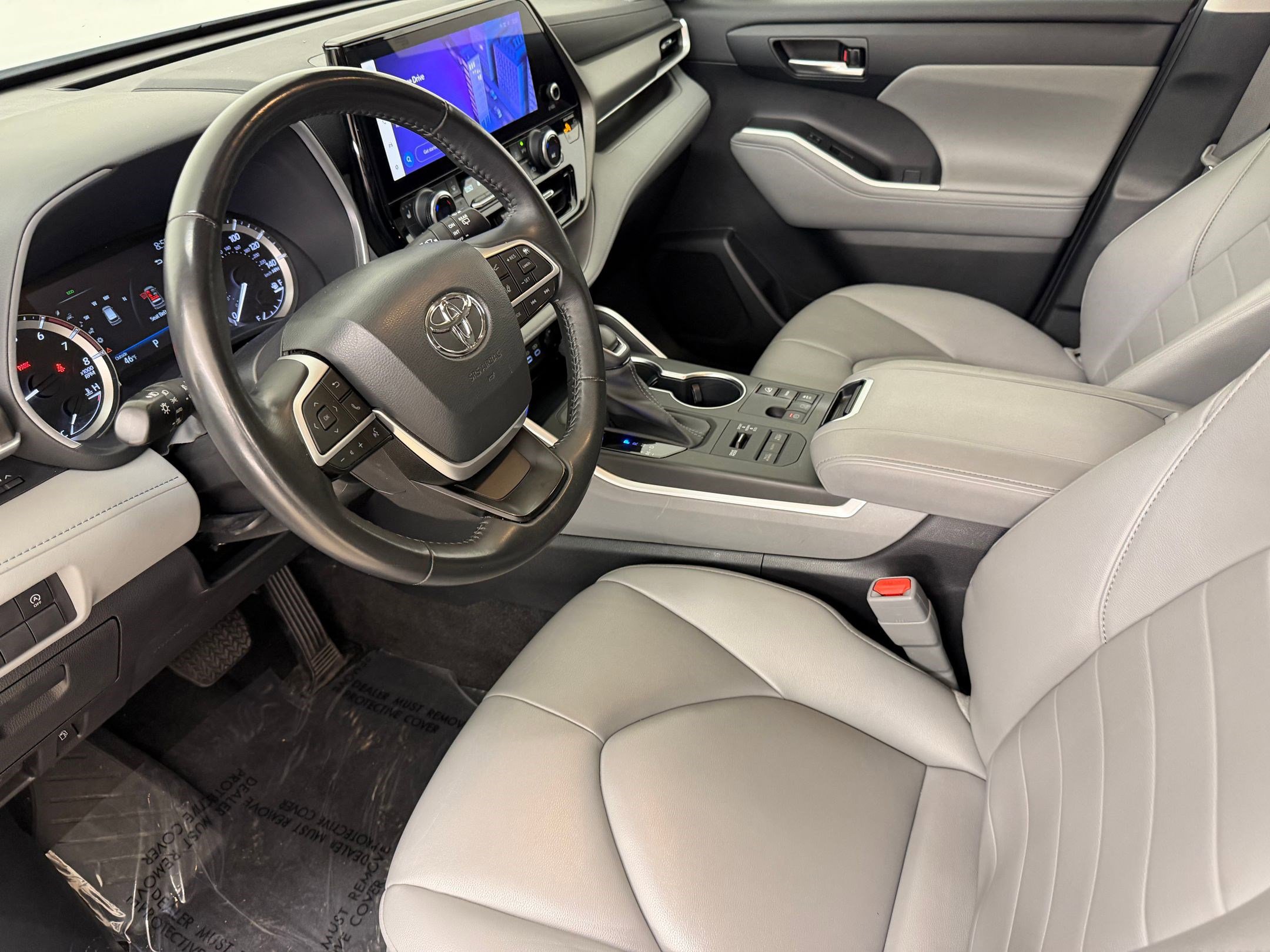 Used 2023 Toyota Highlander XLE image 2