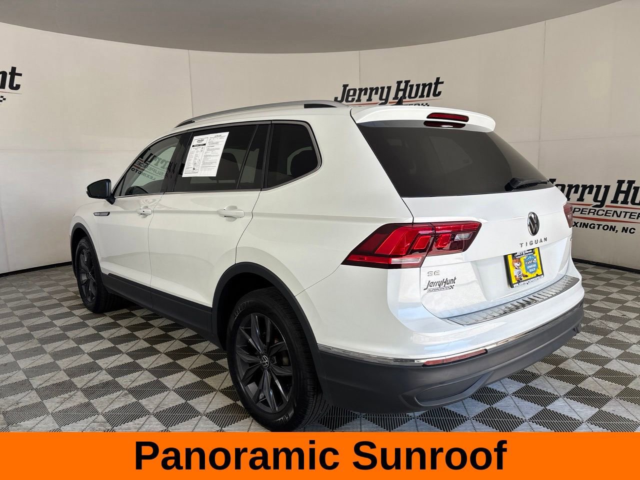 Used 2023 Volkswagen Tiguan SE w/ Panoramic Sunroof Package AWD/4WD image 7