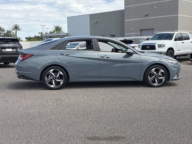 Used 2023 Hyundai Elantra Limited w/ Preferred Accessory Package FWD image 5