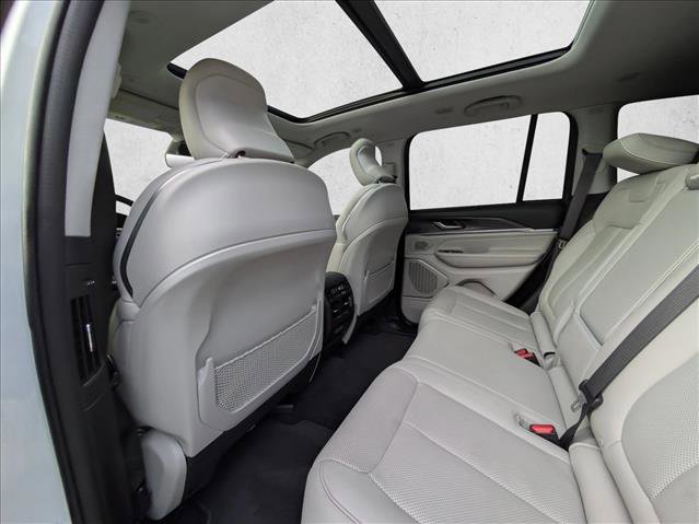 Used 2022 Jeep Grand Cherokee Overland w/ Luxury Tech Group IV image 18