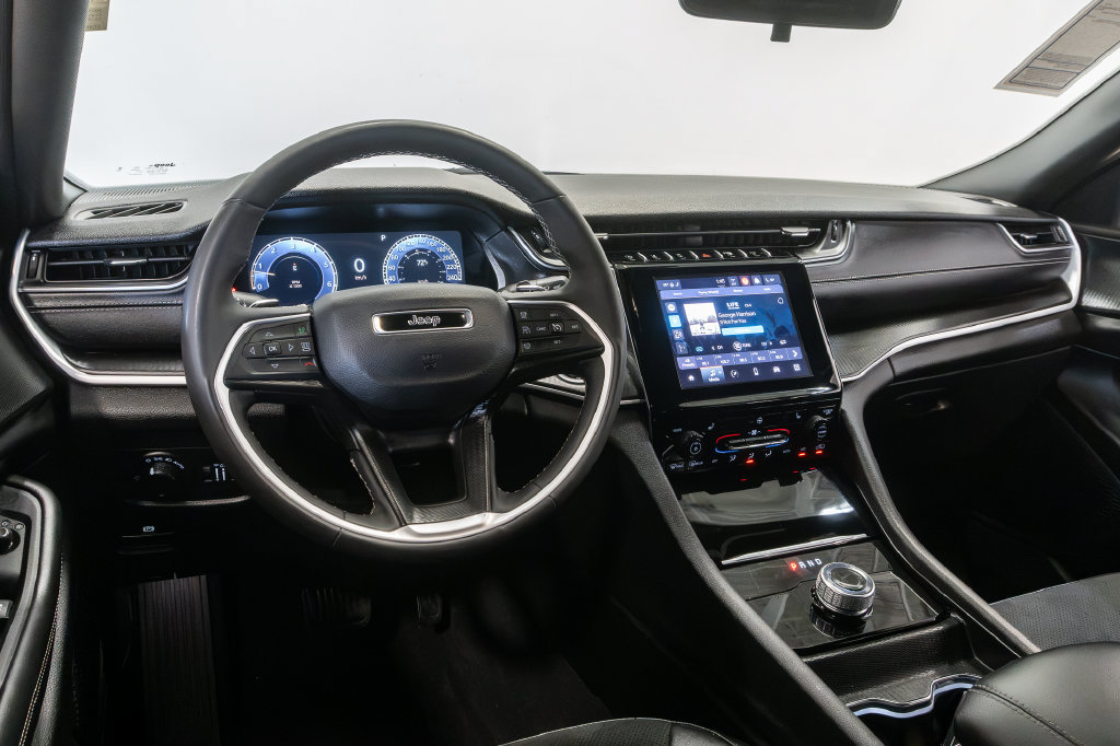 Used 2025 Jeep Grand Cherokee Altitude AWD/4WD image 7