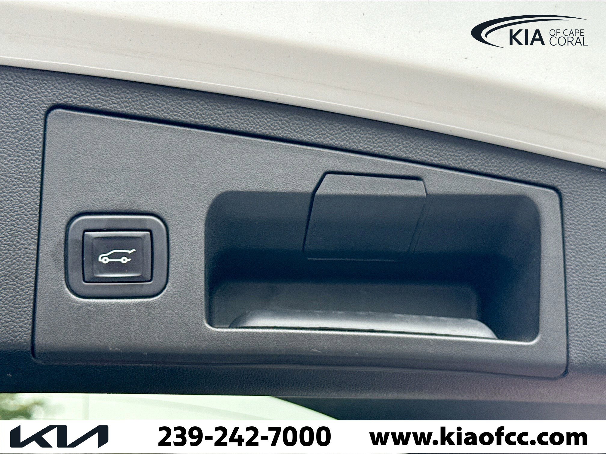 Used 2023 Cadillac XT4 Luxury w/ Driver Awareness Package image 13