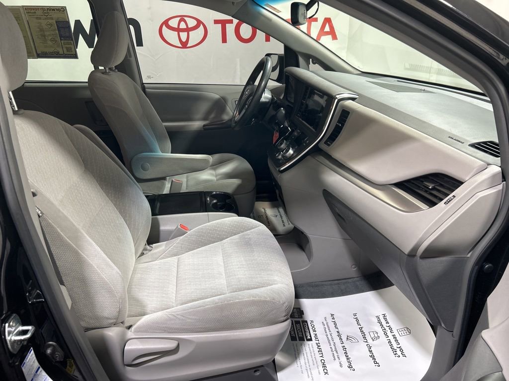 Used 2017 Toyota Sienna LE image 12