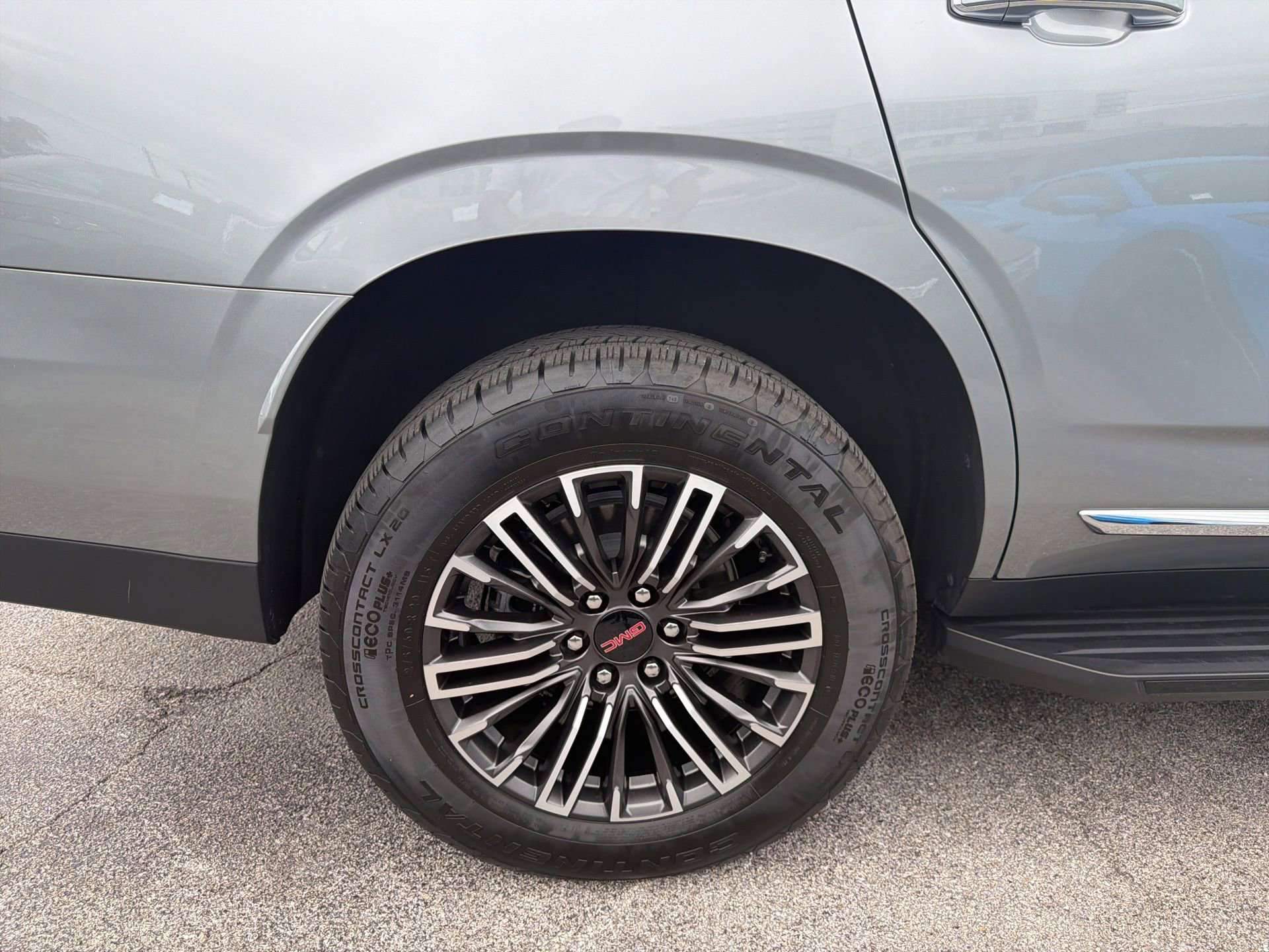 Used 2025 GMC Yukon Elevation RWD image 13
