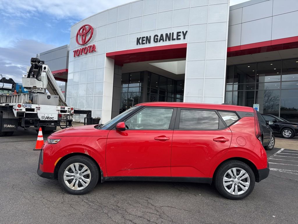 Used 2022 Kia Soul LX image 2