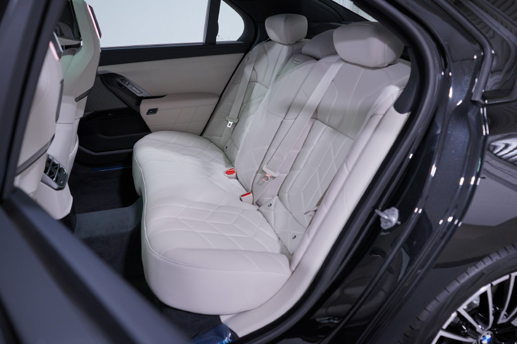New 2027 BMW 740i w/ Executive Package RWD image 9