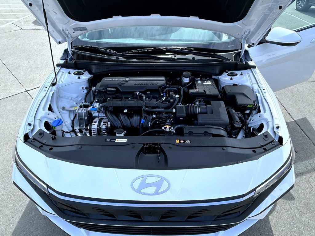 Used 2025 Hyundai Elantra SE image 25