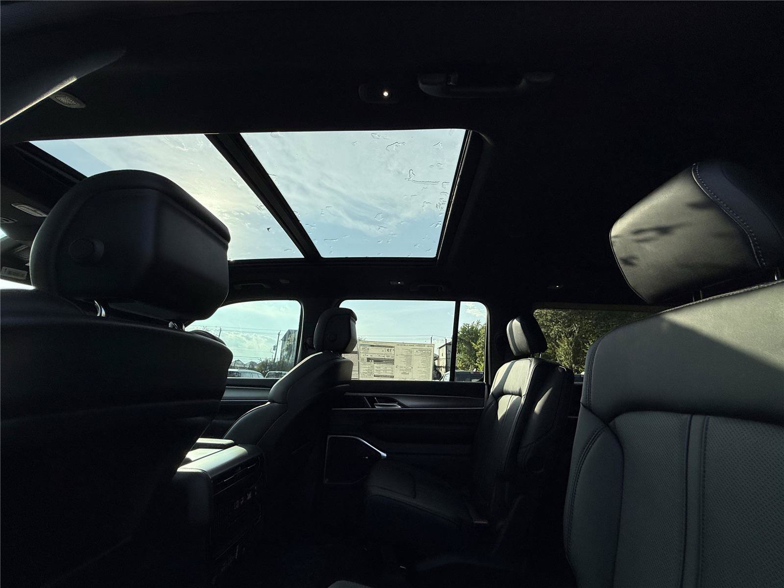 New 2025 Jeep Wagoneer L Series II AWD/4WD image 19