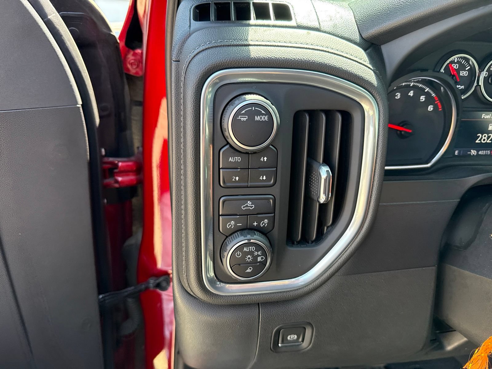 Used 2022 Chevrolet Silverado 1500 LT w/ Z71 Off-Road Package AWD/4WD image 19