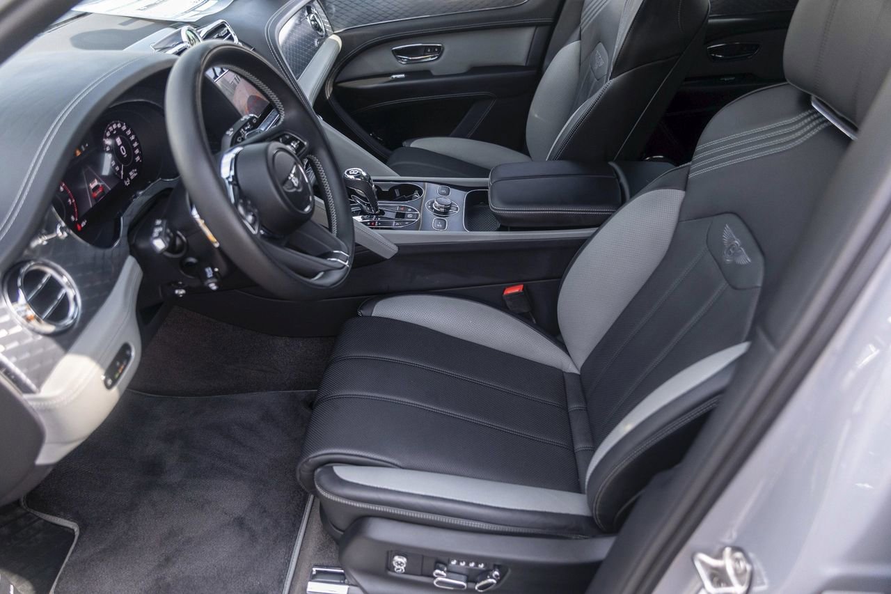 Used 2025 Bentley Bentayga AWD/4WD image 25