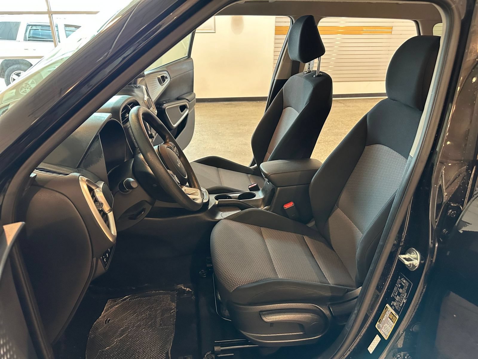 Used 2025 Kia Soul LX w/ LX Technology Package FWD image 27