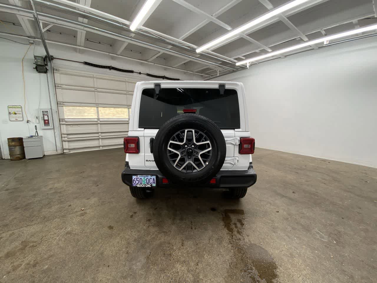 Used 2025 Jeep Wrangler Sahara AWD/4WD image 5
