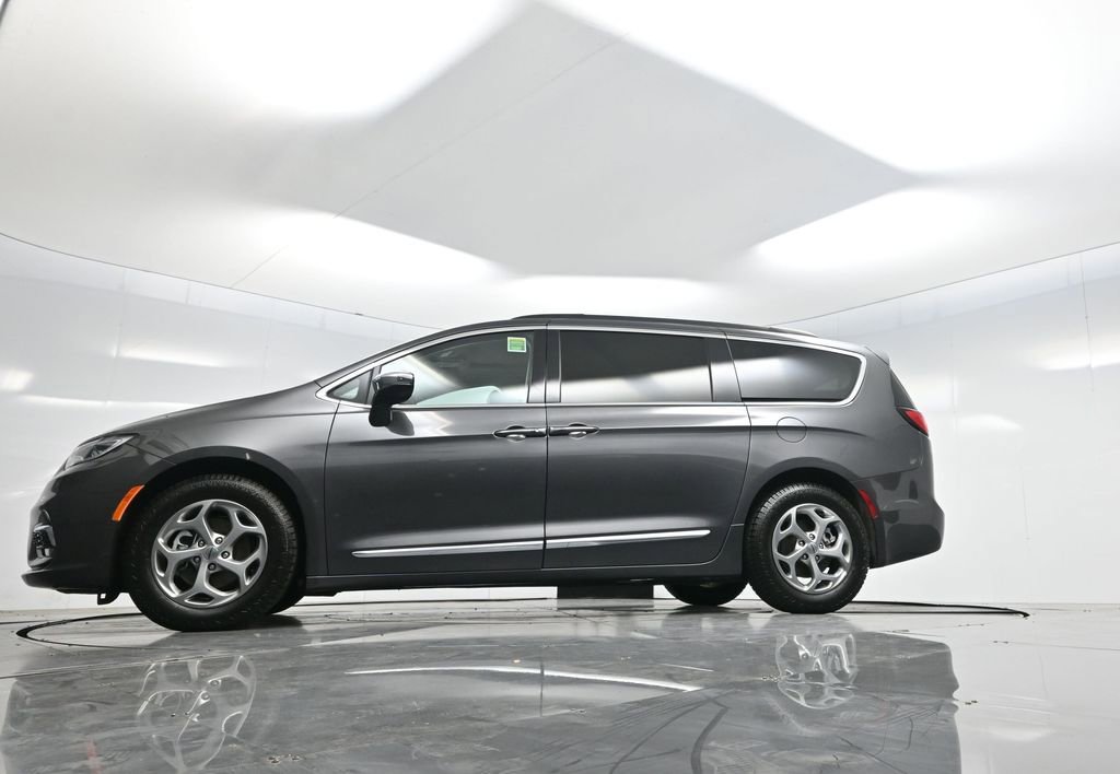 Used 2023 Chrysler Pacifica Limited image 7