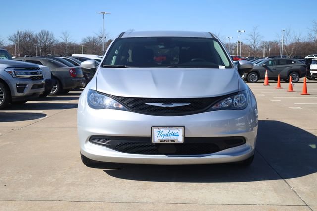 Used 2023 Chrysler Voyager LX image 3