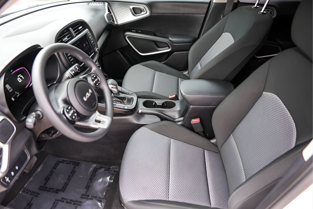 Used 2023 Kia Soul LX w/ LX Technology Package FWD image 12