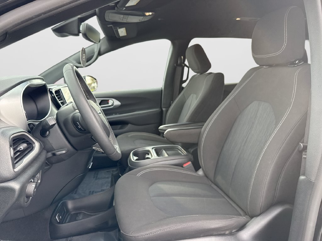 Used 2024 Chrysler Pacifica Touring FWD image 26