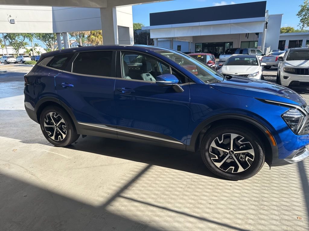 Used 2025 Kia Sportage EX FWD image 4