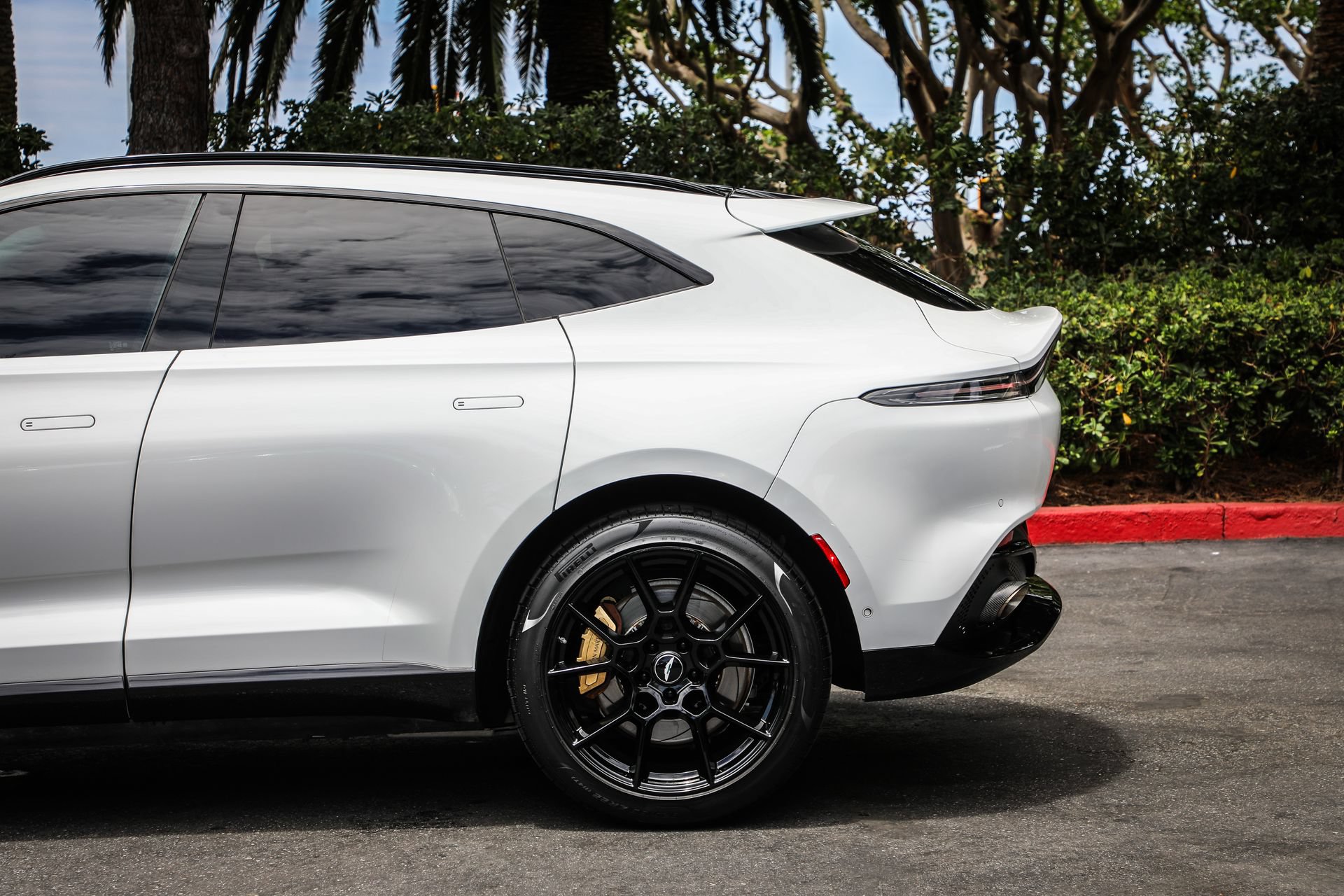 Used 2022 Aston Martin DBX AWD/4WD image 33