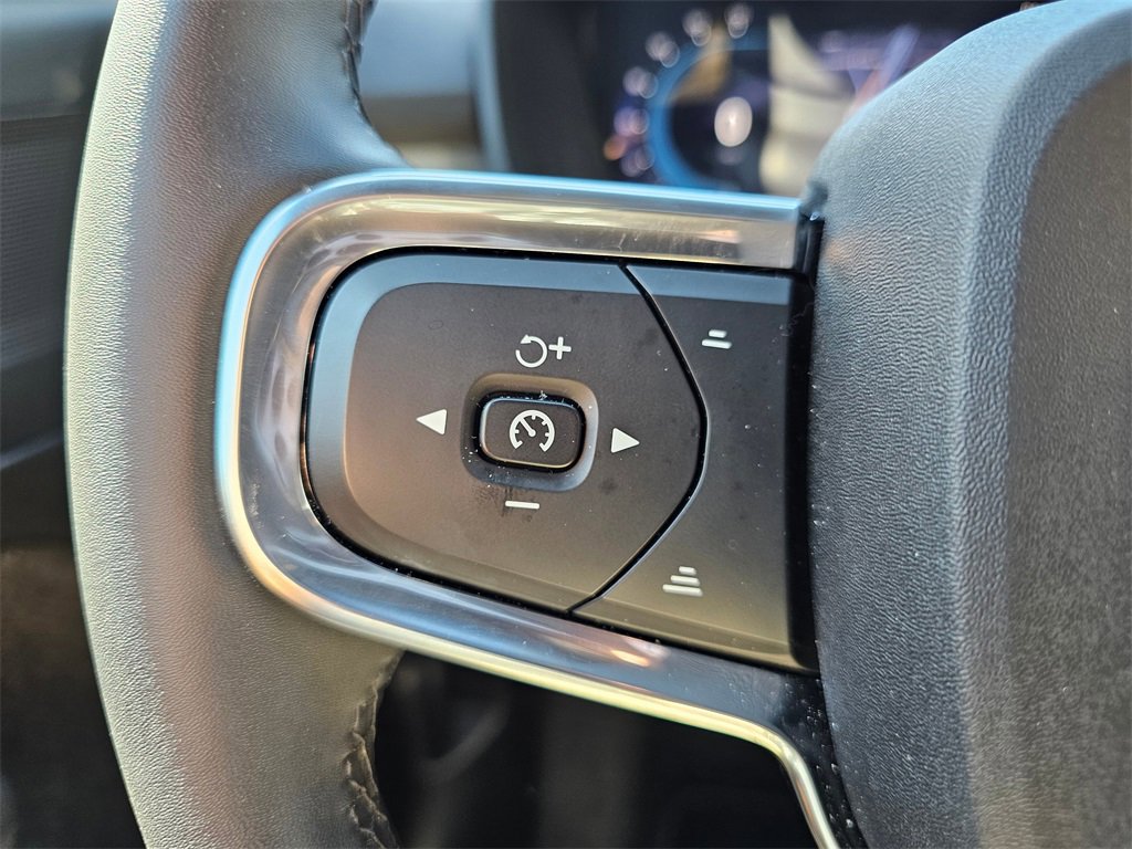 Used 2025 Volvo XC40 B5 Core image 21