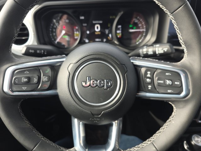 Used 2025 Jeep Wrangler Unlimited Sahara w/ Safety Group AWD/4WD image 16