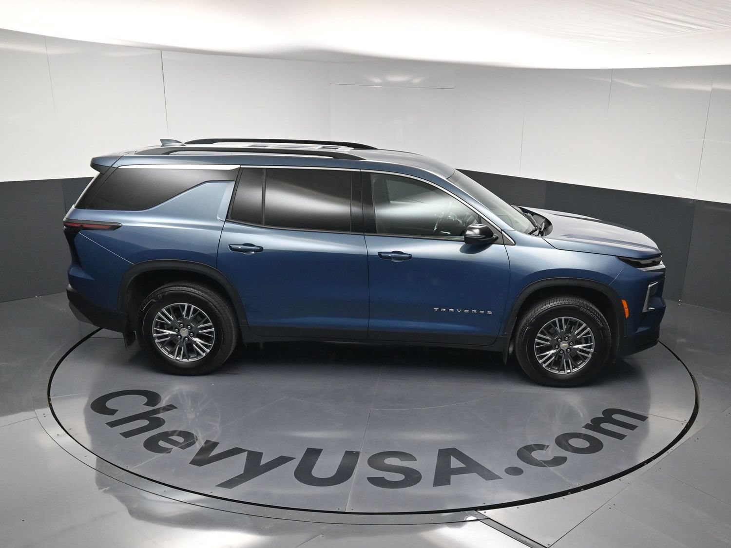 Used 2025 Chevrolet Traverse LT FWD image 31