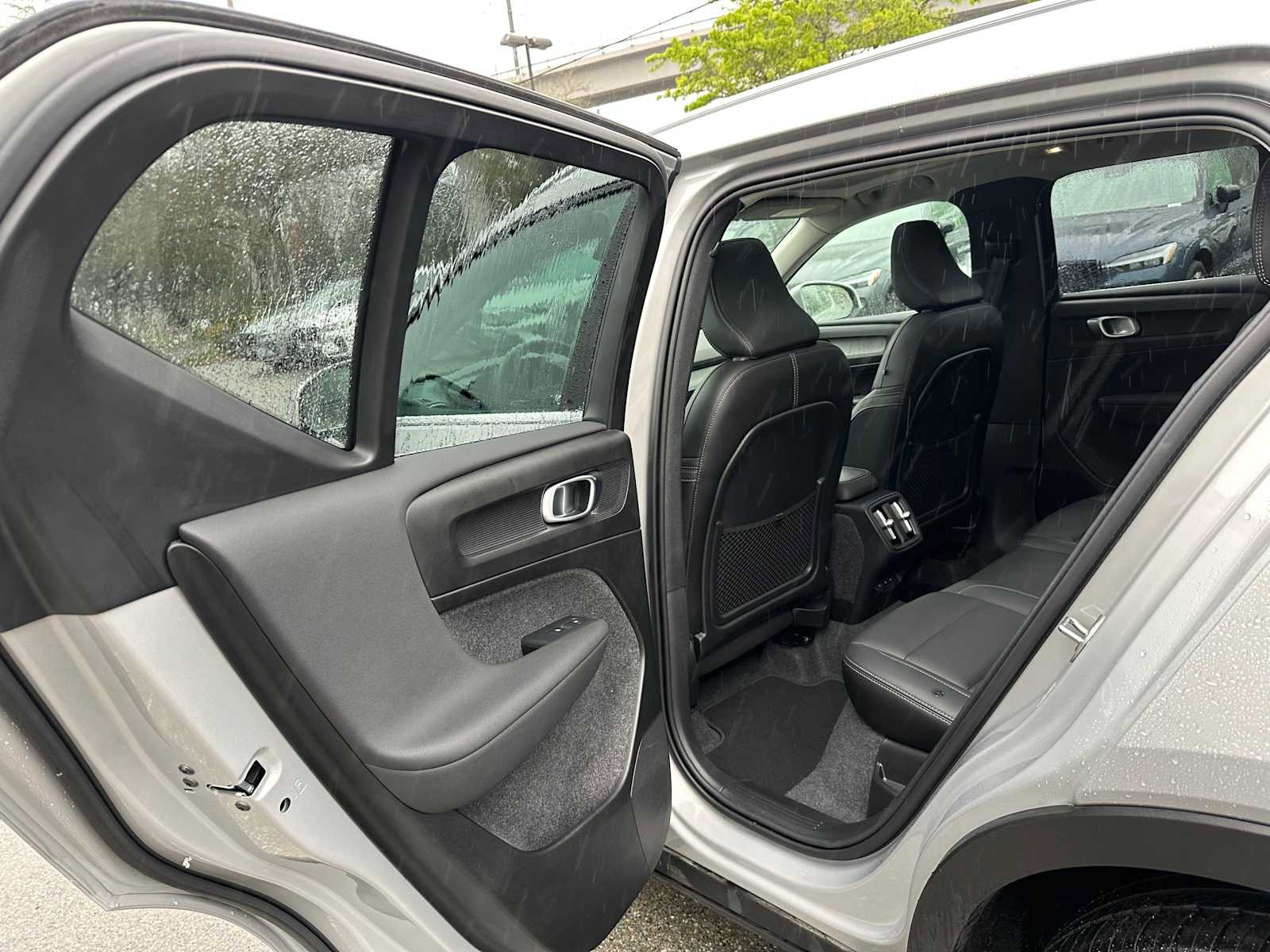 Certified 2025 Volvo XC40 B5 Plus AWD/4WD image 17
