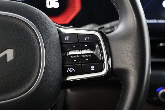 Used 2025 Kia Carnival FWD image 22