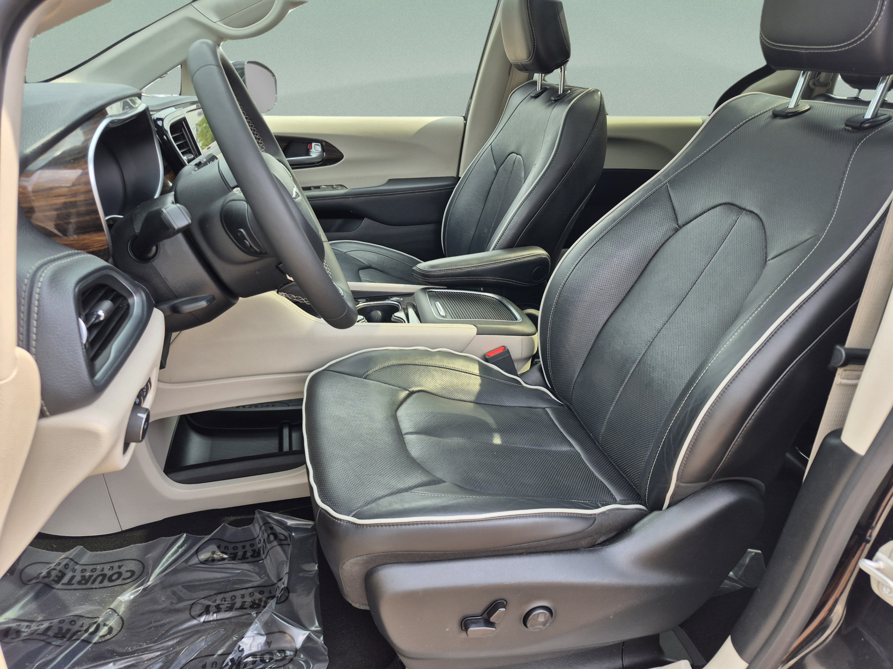 Used 2023 Chrysler Pacifica Limited FWD image 21