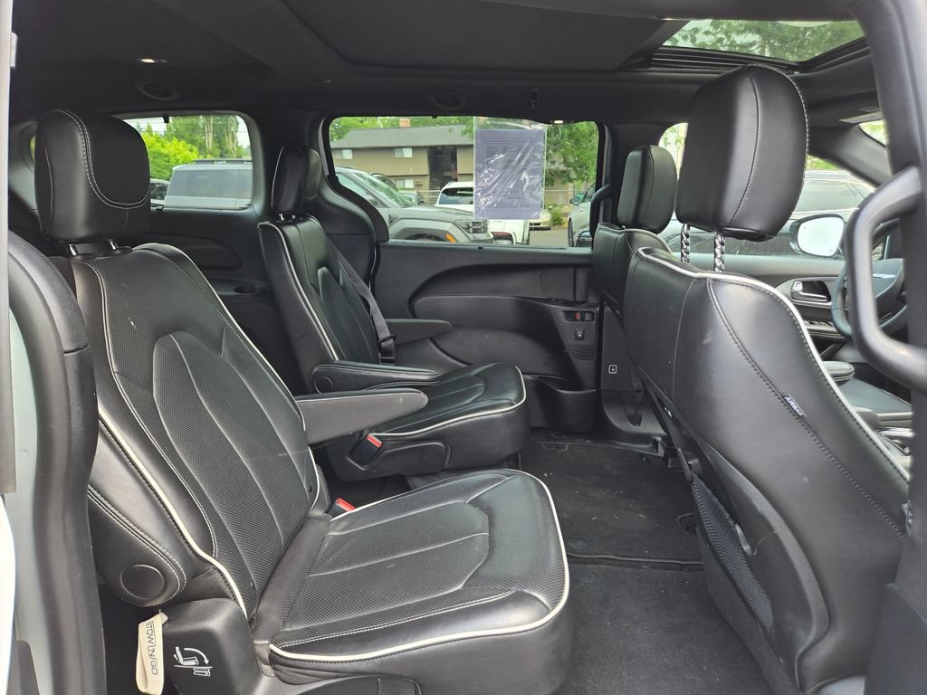 Used 2025 Chrysler Pacifica Limited FWD image 12