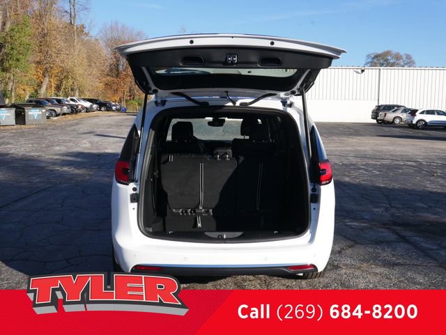 New 2026 Chrysler Pacifica Select AWD/4WD image 17
