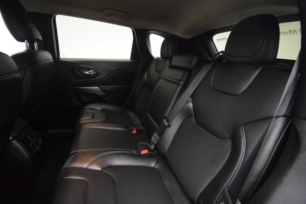 Used 2019 Jeep Cherokee Latitude Plus w/ Cold Weather Group AWD/4WD image 23