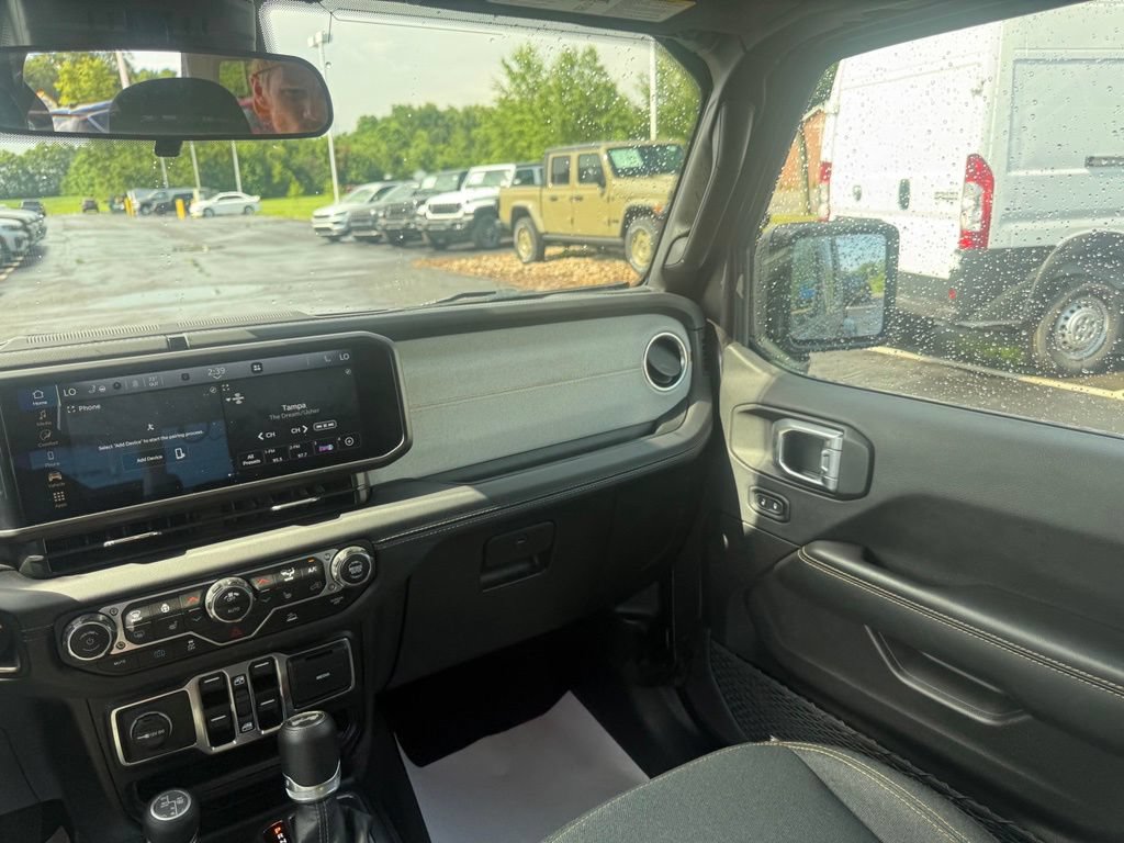 Used 2025 Jeep Wrangler Unlimited Sahara AWD/4WD image 42